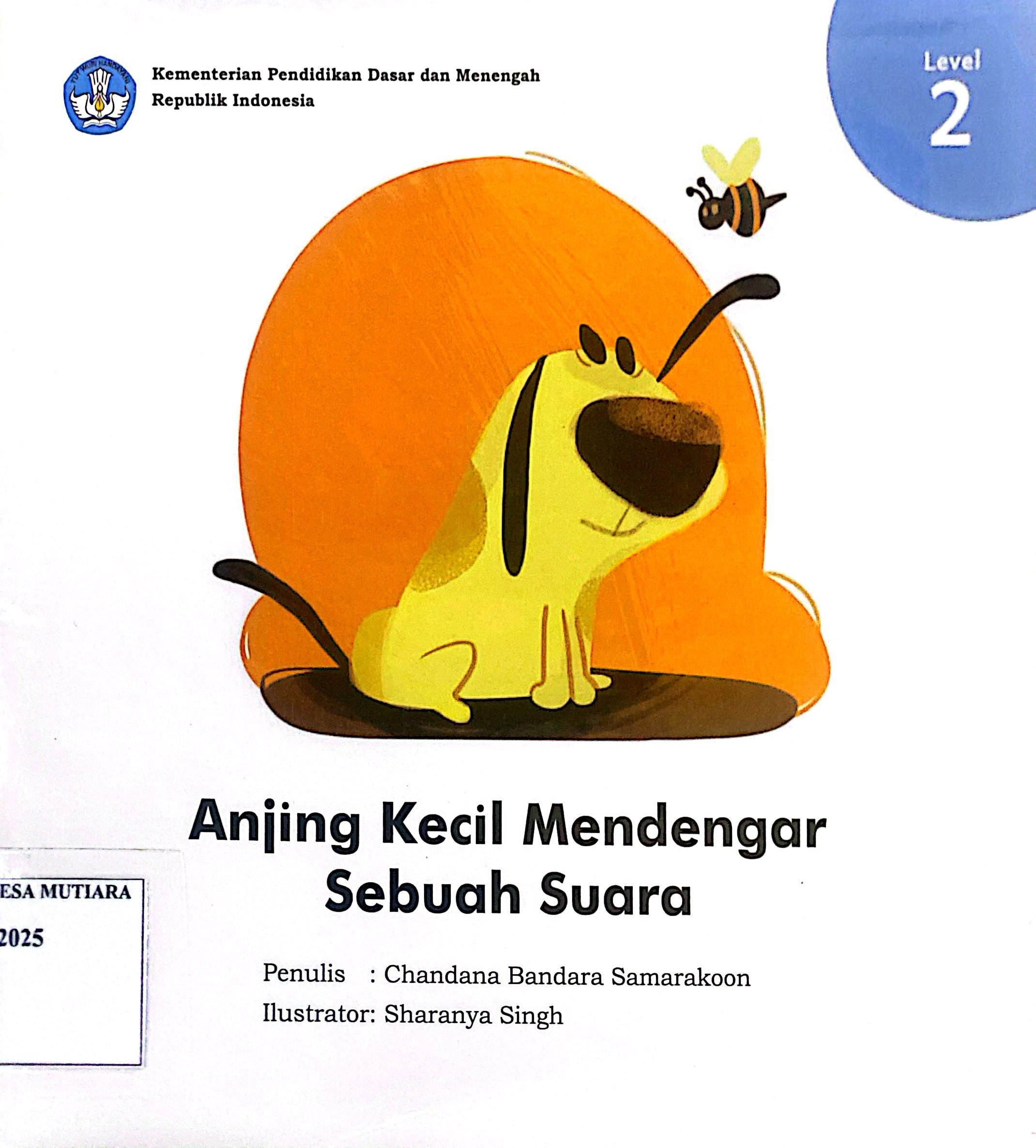 Anjing kecil mendengar sebuah suara